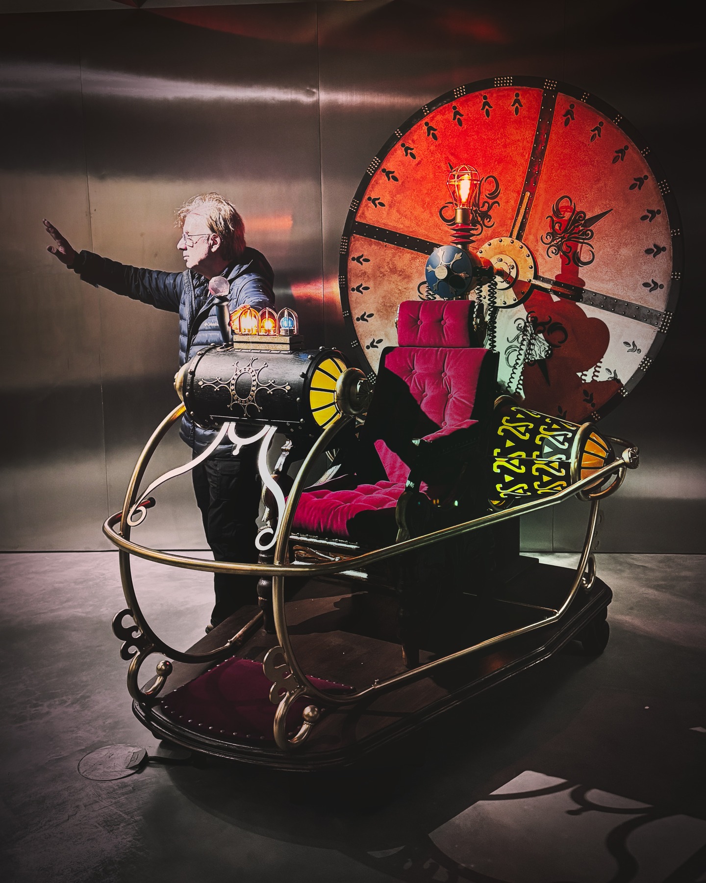 Despidiéndome de los amigos que estoy a punto de subir a la máquina del tiempo de H.G. Wells. Realizada con un iPhone 15 Pro. #maquinasdeltiempo #maquinadeltiempo #hgwells