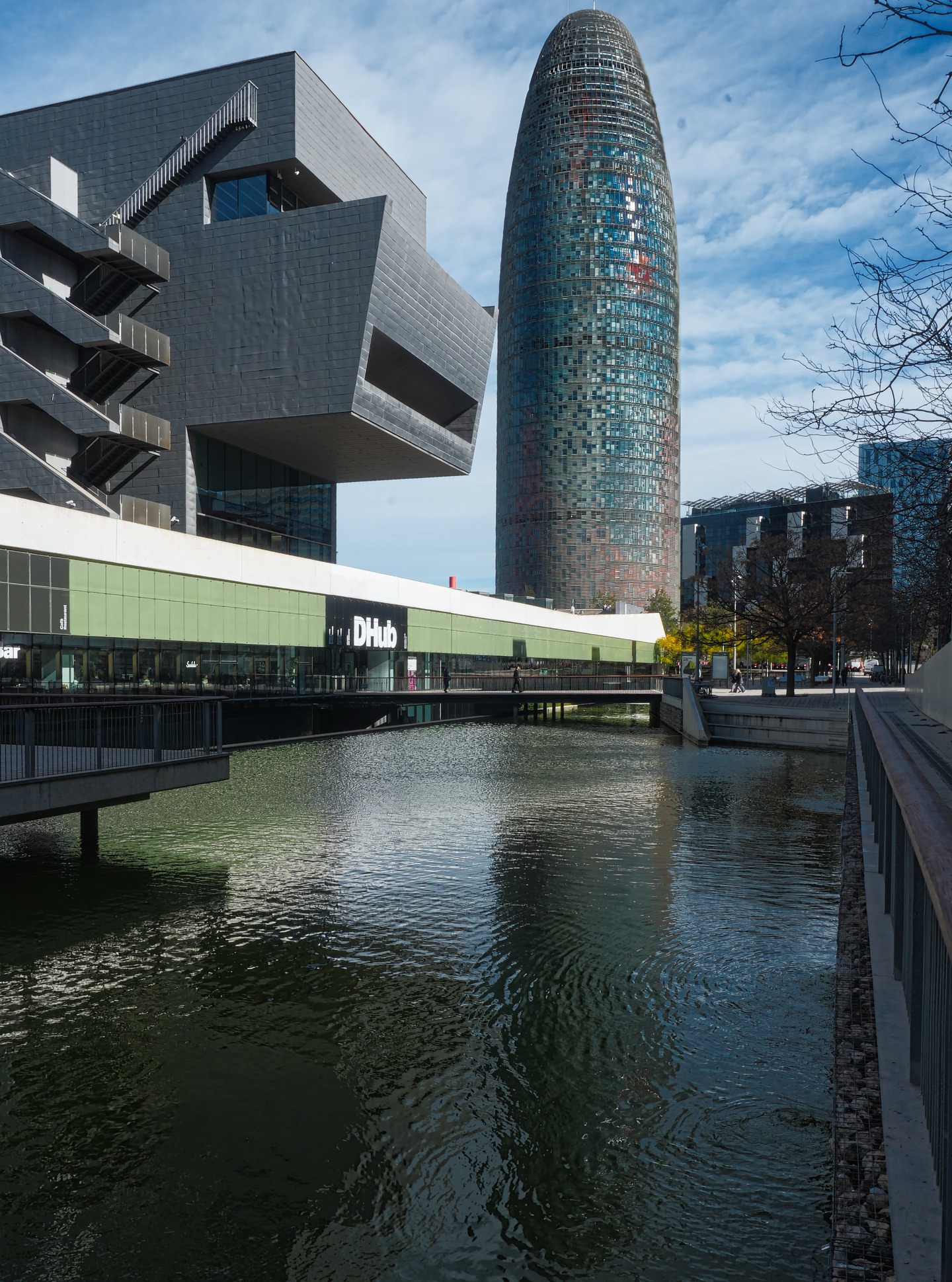oto realizada con una sencilla cámara Sony ZV-e10 y un objetivo Sony PZ 16-50mm f/3.5-5.6 OSS, ya que estoy preparando un taller de encuadre fotográfico, que irá desde Glòries hasta Fòrum/ Diagonal Mar en Barcelona. Enlace en la bio desde cursosfotografiabarcelona.com #cursofotografiabarcelona #fotobarcelona #fotografiabarcelona