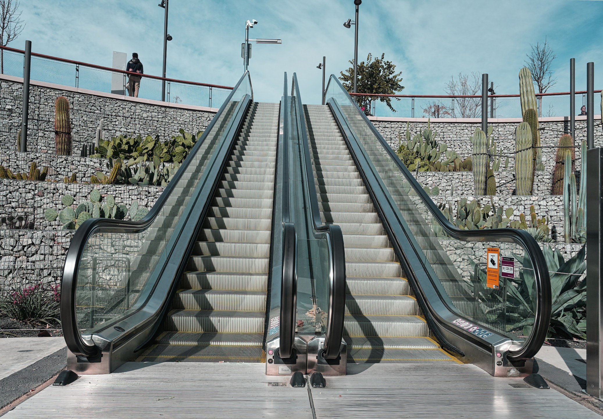 oto realizada con una sencilla cámara Sony ZV-e10 y un objetivo Sony PZ 16-50mm f/3.5-5.6 OSS, ya que estoy preparando un taller de encuadre fotográfico, que irá desde Glòries hasta Fòrum/ Diagonal Mar en Barcelona. Enlace en la bio desde cursosfotografiabarcelona.com #cursofotografiabarcelona #fotobarcelona #fotografiabarcelona