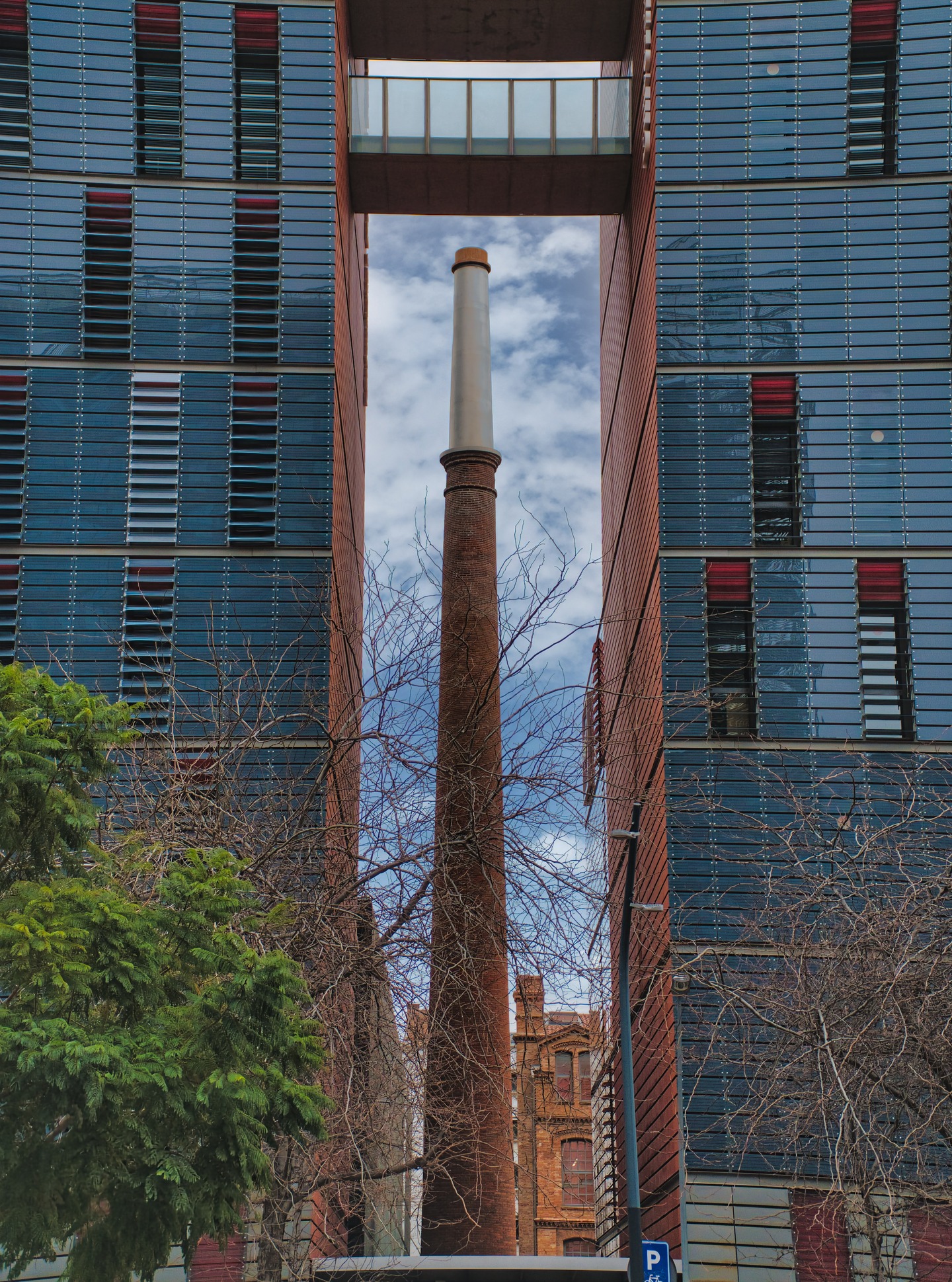 Foto realizada con una sencilla cámara Sony ZV-e10 y un objetivo Sony PZ 16-50mm f/3.5-5.6 OSS, ya que estoy preparando un taller de encuadre fotográfico, que irá desde Glòries hasta Fòrum/ Diagonal Mar en Barcelona. Enlace en la bio desde cursosfotografiabarcelona.com #cursofotografiabarcelona #fotobarcelona #fotografiabarcelona