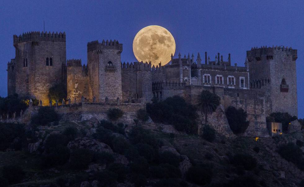 Superluna de Noviembre de 2016. EXIF: 640 ISO 1200 f8. Cursos fotografía Barcelona