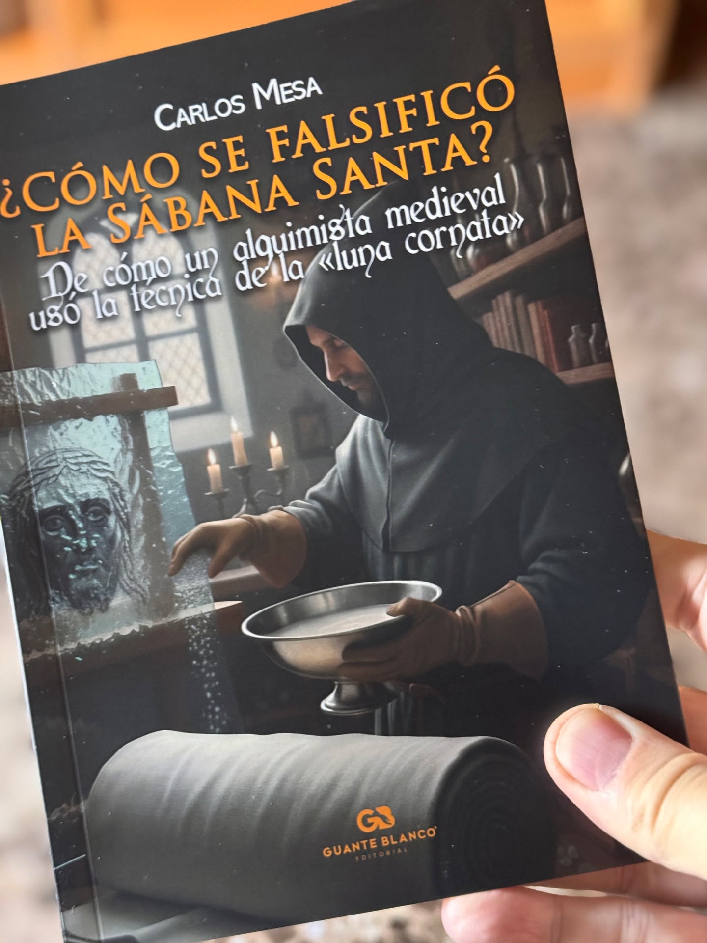 ¿Había conocimientos sobre fotografía en la Edad Media? La respuesta es sí, pero estos estaban en manos de los alquimistas.

¿Por qué os explico esto? Porque aunque he recibido un adelanto de mi libro "Cómo se falsificó la Sábana Santa" de la editorial Guante Blanco, no estará en librerías de toda España o en Amazon, hasta el 15 de diciembre, que es cuando comenzará la distribución.

Para quienes queráis conocer estos conocimientos alquimistas medievales sobre fotografía, que permitieron realizar la famosa Síndone de Turín, espero que os guste el libro, si llegáis a haceros con algún ejemplar.

Si quieres el libro, firmado y dedicado por mí, sólo tienes que escribirme al privado.