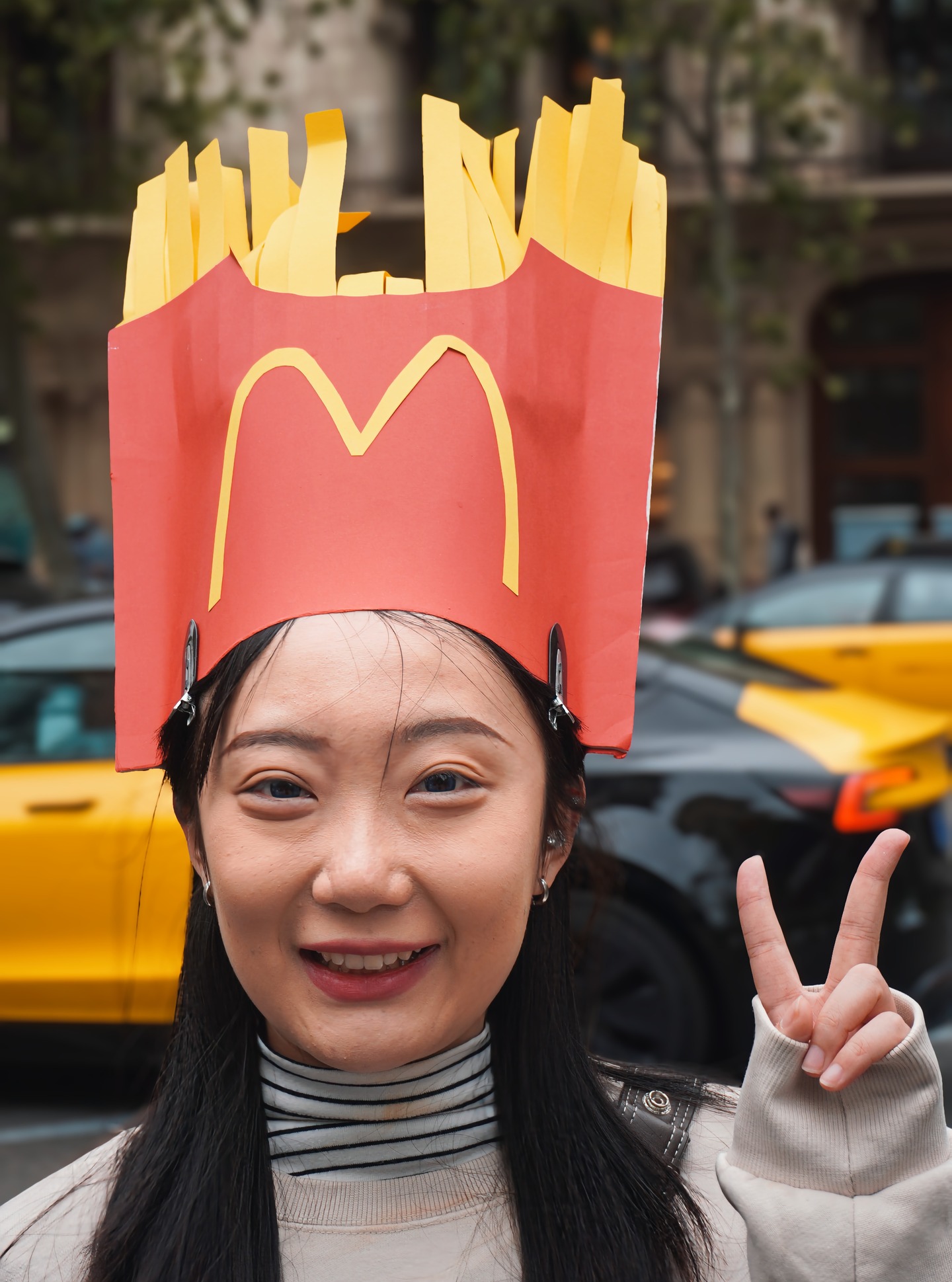 Passetjada amb barret del 12 de abril de 2026, que partió desde la Rambla Catalunya. Tomada con una sencilla cámara Sony ZV-e10 y objetivo Sony PZ 16-50mm f/3.5-5.6 OSS II APS-C

#passejadaambbarret
#ambbarret2026
@amb_barret