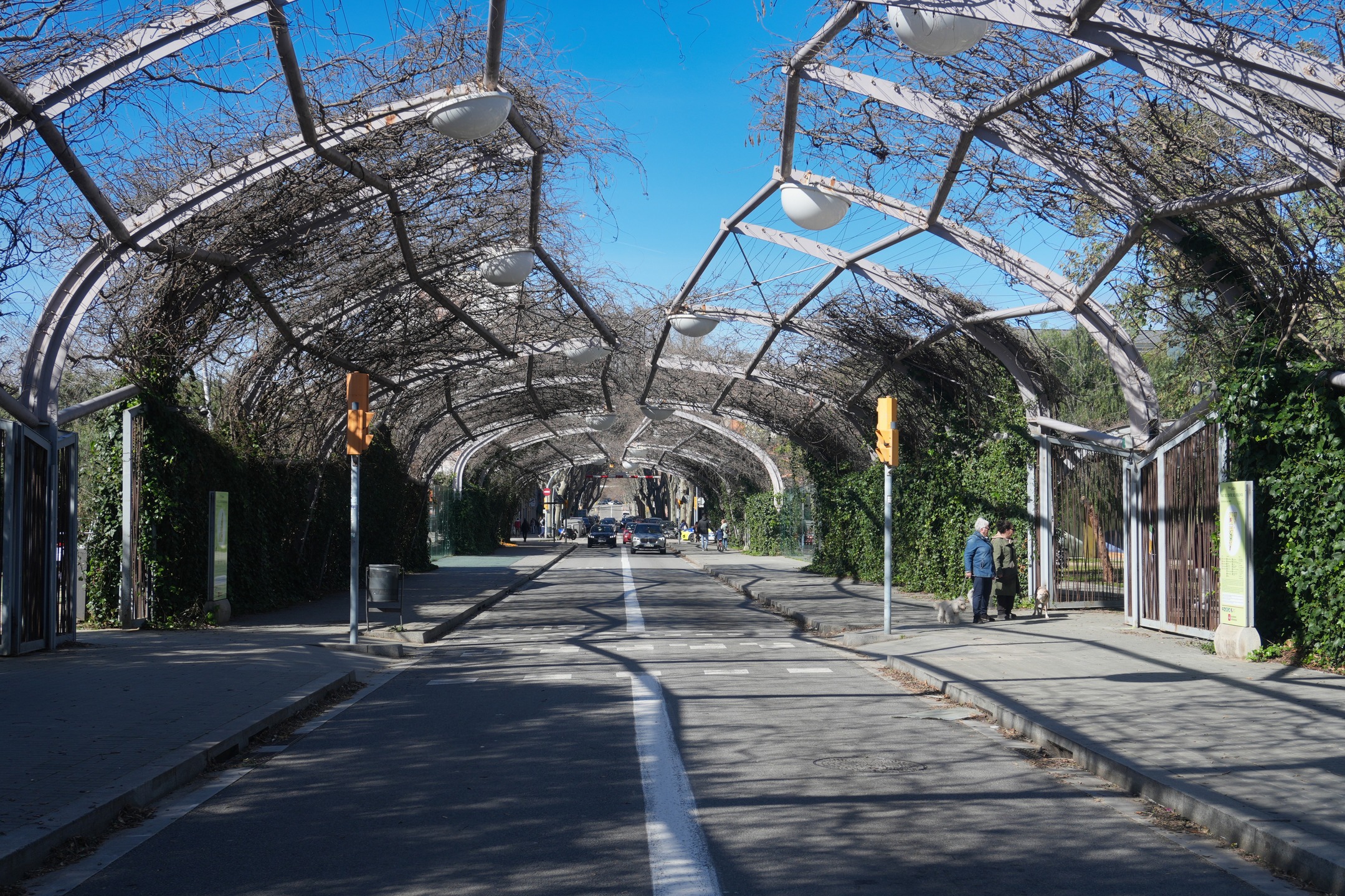 Foto realizada con una sencilla cámara Sony ZV-e10 y un objetivo Sony PZ 16-50mm f/3.5-5.6 OSS, ya que estoy preparando un taller de encuadre fotográfico, que irá desde Glòries hasta Fòrum/ Diagonal Mar en Barcelona. Enlace en la bio desde cursosfotografiabarcelona.com #cursofotografiabarcelona #fotobarcelona #fotografiabarcelona