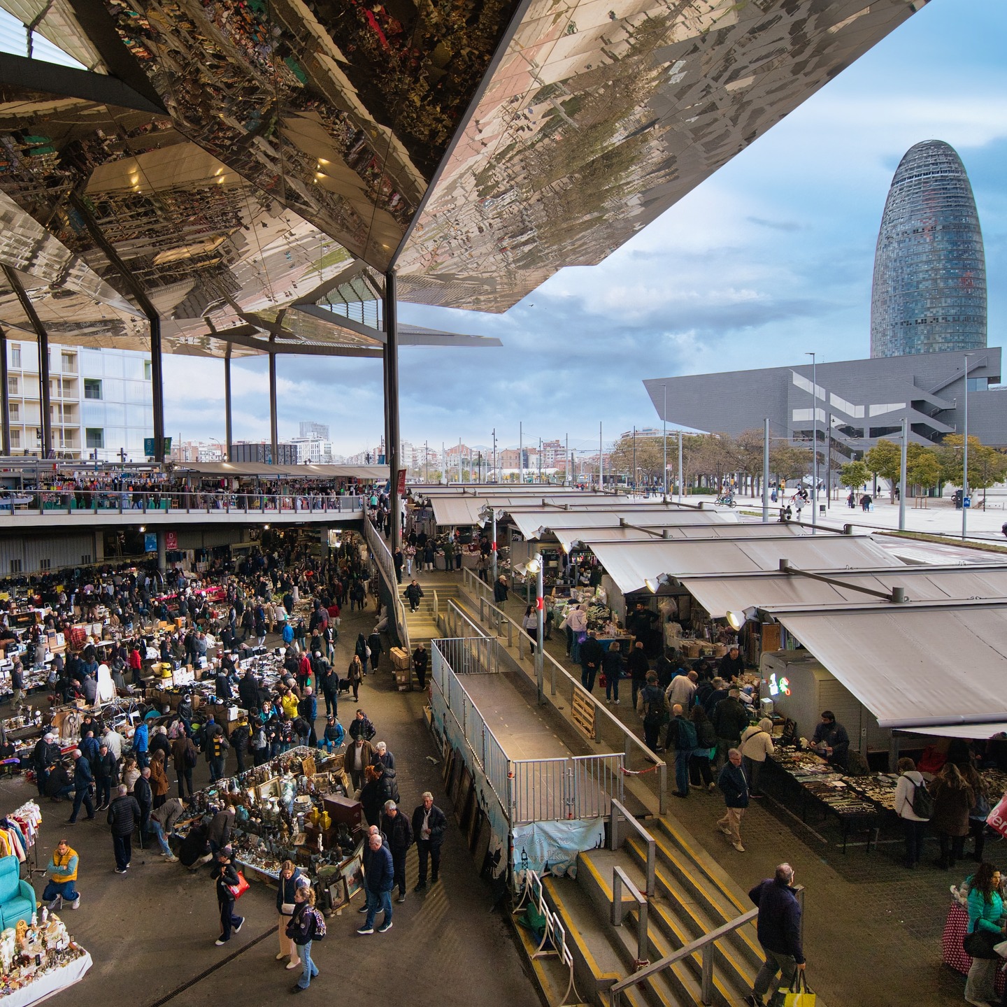 Foto realizada con una sencilla cámara Sony ZV-e10 y un objetivo Sony PZ 16-50mm f/3.5-5.6 OSS, ya que estoy preparando un taller de encuadre fotográfico, que irá desde Glòries hasta Fòrum/ Diagonal Mar en Barcelona. Enlace en la bio desde cursosfotografiabarcelona.com #cursofotografiabarcelona #fotobarcelona #fotografiabarcelona