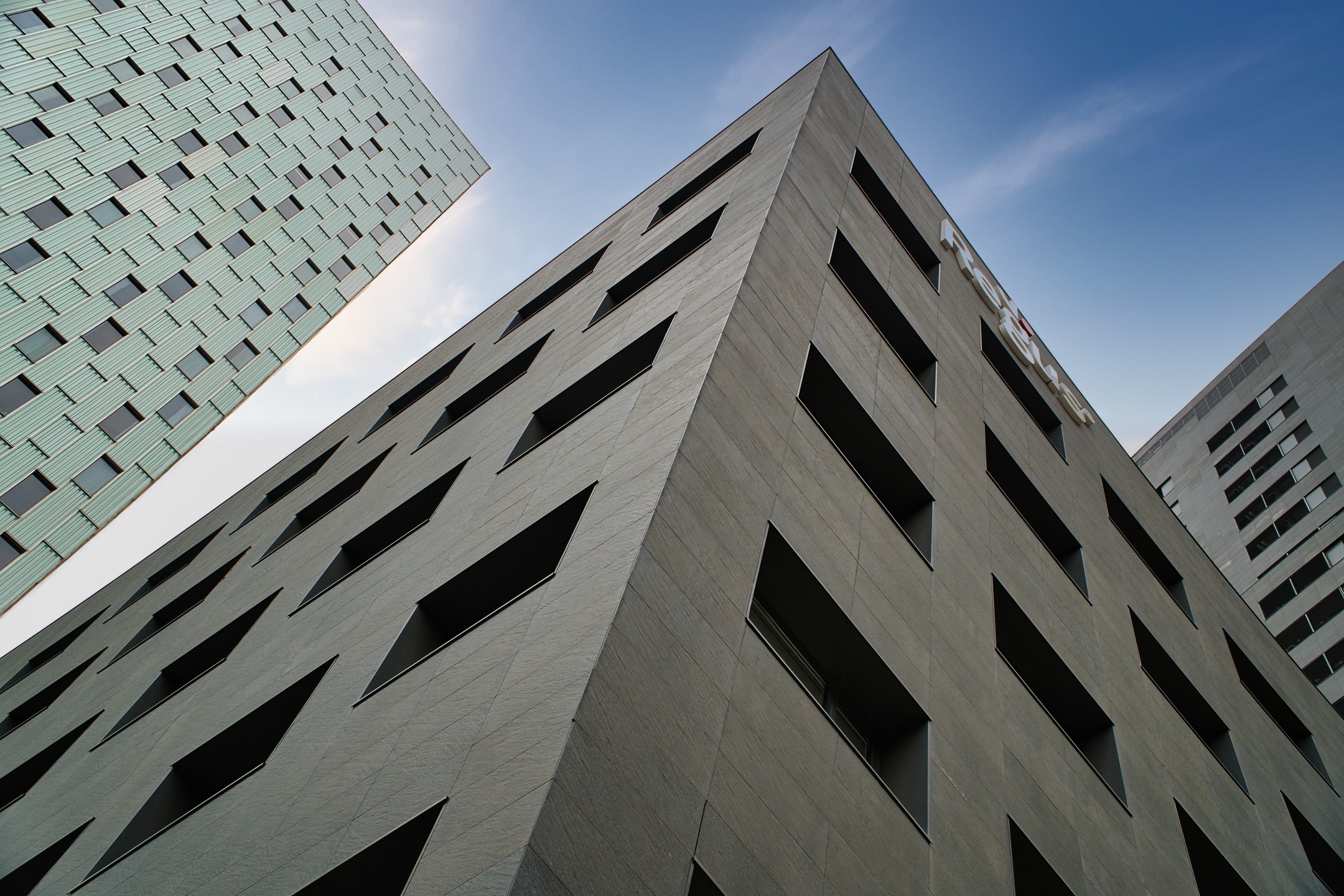 Foto realizada con una sencilla cámara Sony ZV-e10 y un objetivo Sony PZ 16-50mm f/3.5-5.6 OSS, ya que estoy preparando un taller de encuadre fotográfico, que irá desde Glòries hasta Fòrum/ Diagonal Mar en Barcelona. Enlace en la bio desde cursosfotografiabarcelona.com #cursofotografiabarcelona #fotobarcelona #fotografiabarcelona